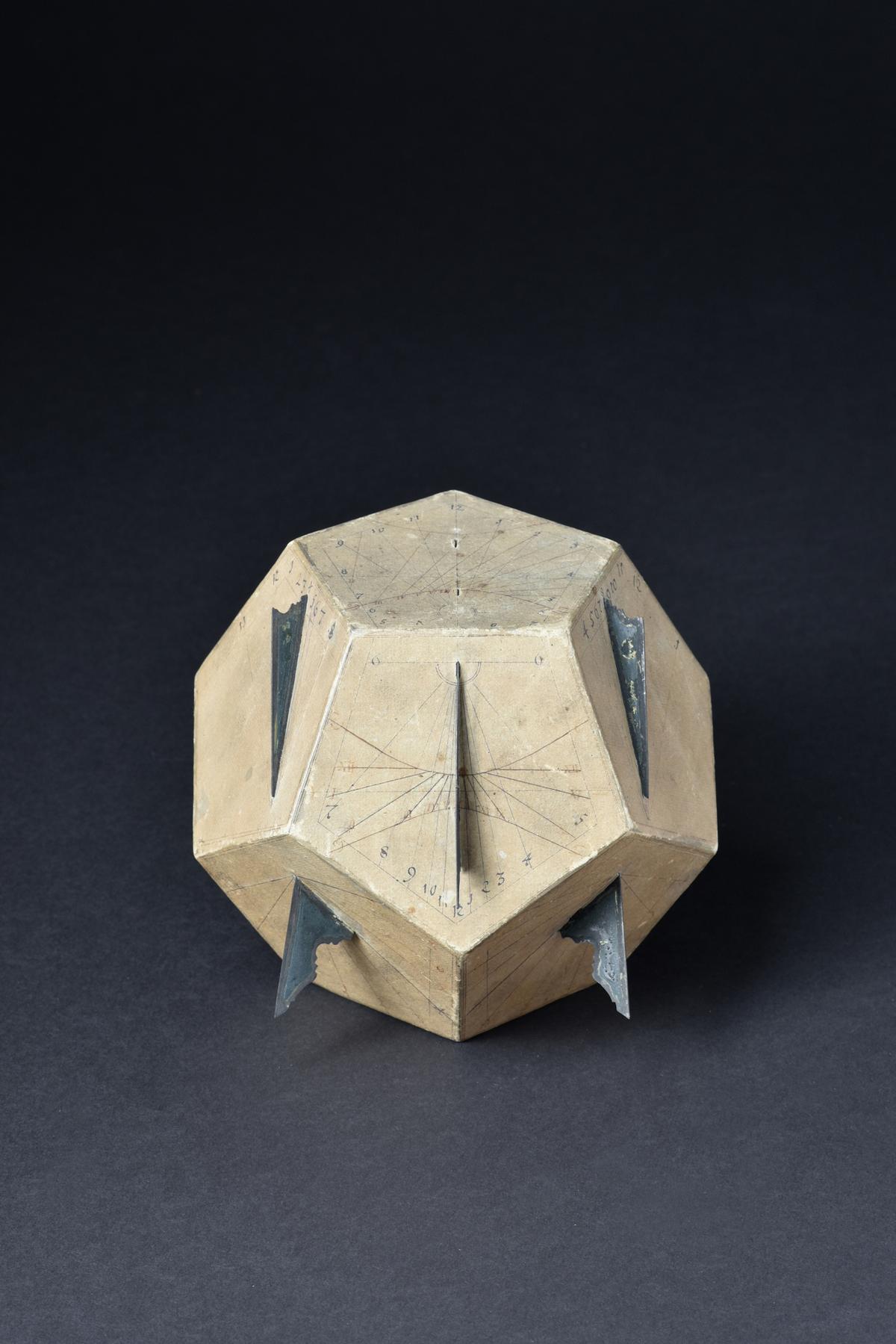 abbildung eines Dodekaeders aus Pappe mit einer Sonennuhr